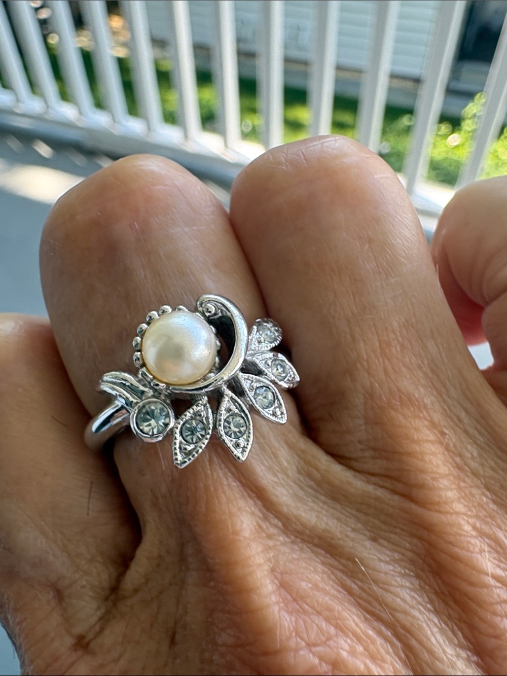 Avon Silver Pearl Floral Ring - White Pearl